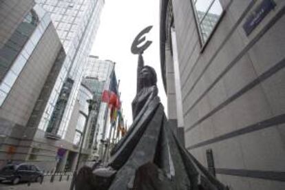 Vista de una estatua sosteniendo el símbolo del euro frente a la sede del Parlamento Europeo en Bruselas. EFE/Archivo