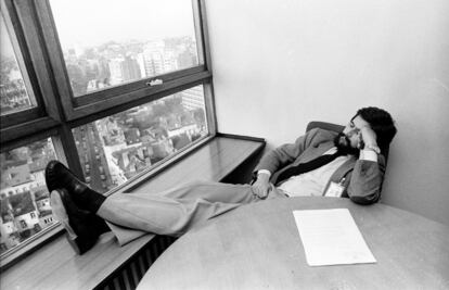 Manuel Marín, secretario de Estado para las Relaciones con las Comunidades Europeas, descansa de madrugada en su despacho, durante las negociaciones de integración en la CEE, en 1985