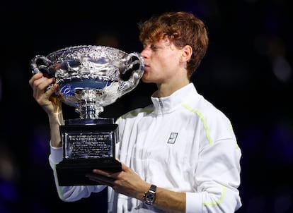 Sinner besa el trofeo de campeón del Open de Australia.