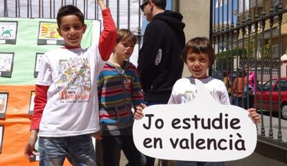 Escolares participantes en una campaña por la enseñanza en valenciano.