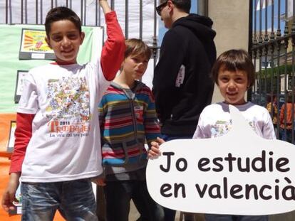 Escolares participantes en una campa&ntilde;a por la ense&ntilde;anza en valenciano.