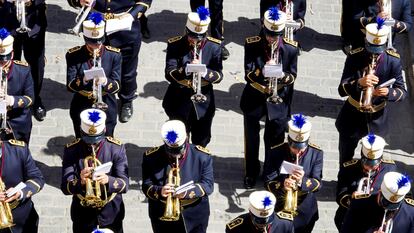 Músicos de Agrupación Musical de Nuestra Señora de la Encarnación durante la procesión de la Hermandad de la Paz, el pasado Domingo de Ramos en Sevilla.