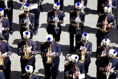 Músicos de Agrupación Musical de Nuestra Señora de la Encarnación durante la procesión de la Hermandad de la Paz, el pasado Domingo de Ramos en Sevilla.