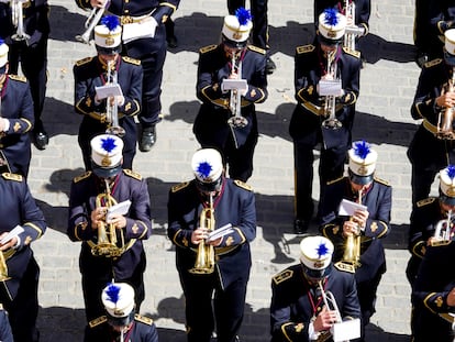 Músicos de Agrupación Musical de Nuestra Señora de la Encarnación durante la procesión de la Hermandad de la Paz, el pasado Domingo de Ramos en Sevilla.