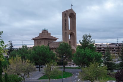 Desde que fue inaugurada en 1999, muchos conocen a Santa María de Caná como “la catedral de Pozuelo”. Tiene una torre de 37 metros, que sobresale por encima de los chalés y pisos bajos del municipio.