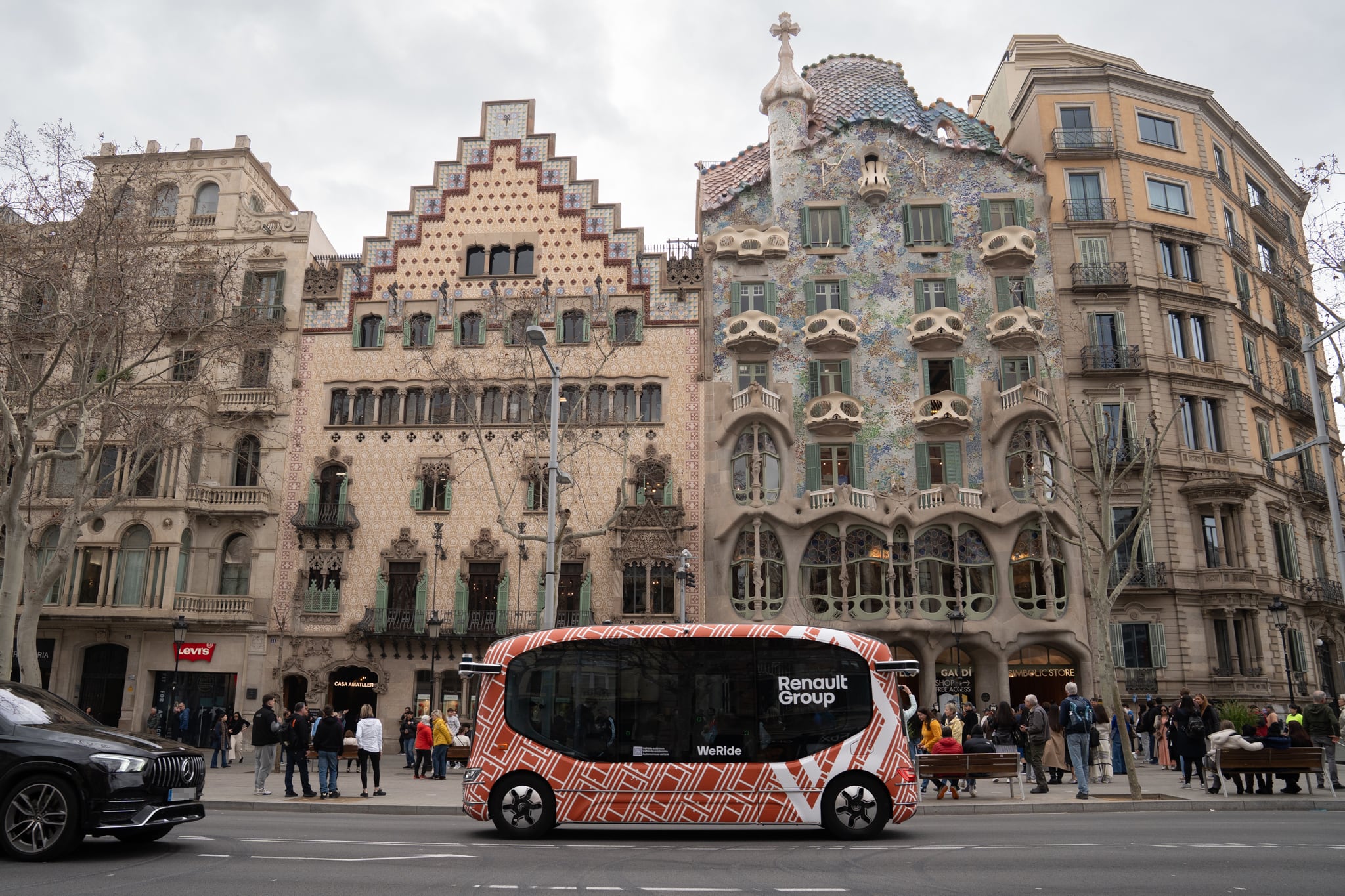 Un minibús autónomo experimental de Renault Group y WeRide circula por Barcelona, ​​el 12 de marzo.