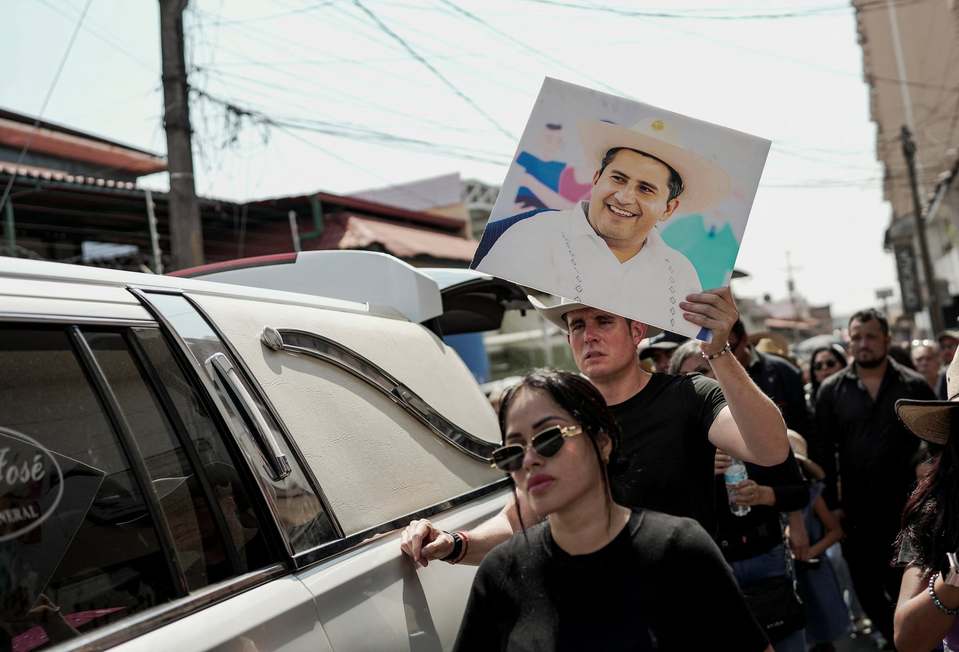 Michoacán exige justicia por el asesinato de Carlos Manzo, en imágenes ...