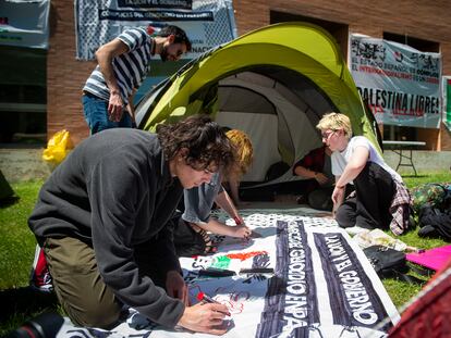 Universitarios montan una acampada indefinida en la Universidad Complutense en apoyo a Palestina el pasado 7 de mayo.