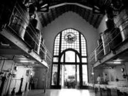 B 38091 (14/11/00) -color- Fábrica de Anis del Mono en Badalona. Barcelona. Foto: Carles Ribas