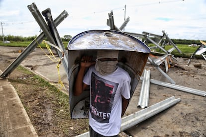 Un joven participa de un bloqueo en el sur de Cali, Colombia