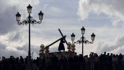 Jesus Nazareno procesionando por el puente de Triana de Sevilla.