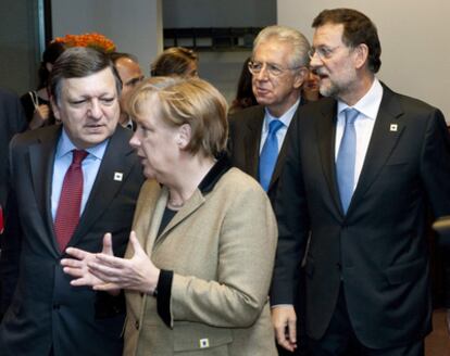 Jose Manuel Durão Barroso junto a Angela Merkel y, detrás, Mario Monti y Mariano Rajoy conversan ayer en Bruselas.