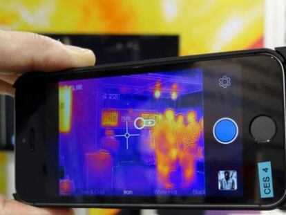 El accesorio Flir One para visi&oacute;n nocturna.