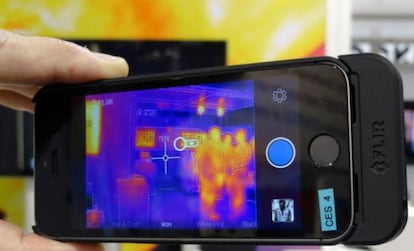 El accesorio Flir One para visión nocturna.