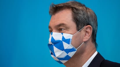 Markus Söder, con la mascarilla de los colores de la bandera de Baviera, durante una rueda de prensa en Múnich en julio de 2020.