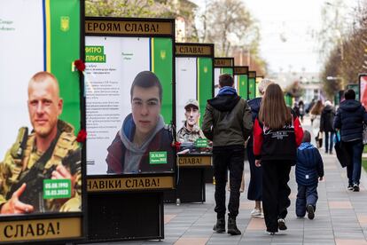 Vecinos de Bucha pasaban en marzo junto a carteles con imágenes de los soldados caídos en esa localidad ucrania cercana a Kiev.