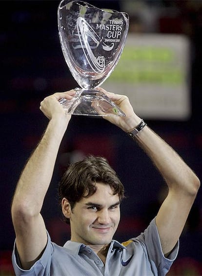 Roger Federer levanta, satisfecho, el trofeo.