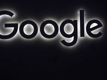 Expositor de Google en una feria tecnológica en París