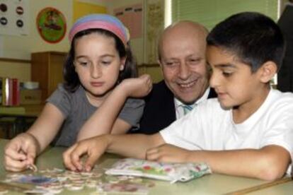 El ministro José Ignacio Wert durante una visita el pasado junio a un colegio vallisoletano.