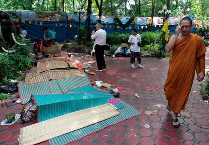 Los cuerpos de manifestantes muertos en los choques con el Ejército tailandés permanecen en el suelo de un parque de Bangkok.