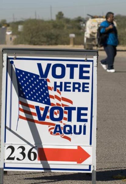 Un cartel en ingés y español dirige a los votantes hacia un centro de votaciones en Tucson, Arizona. En este Estado, los estadounidenses votan si el inglés debe ser el idioma oficial.