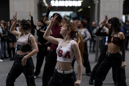 El grupo de baile Hiraeth Crew durante la grabación de su adaptación Left Right del popular grupo de coreano XG en Portal de l'Àngel.