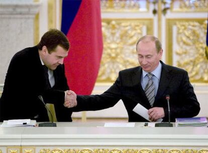 Dmitri Medvédev tiene todas las probabilidades de suceder a Vladímir Putin al frente de Rusia tras las elecciones de hoy.