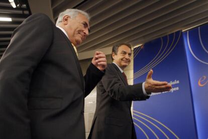 Dominique Strauss-Kahn y José Luis Rodríguez Zapatero, ayer tras la reunión en el palacio de La Moncloa.
