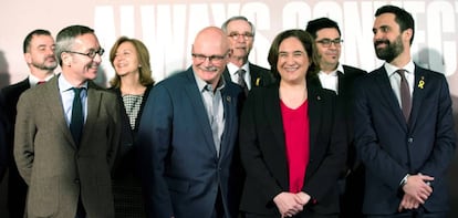 Colau i altres polítics junt amb el conseller delegat de GSMA, John Hoffmann.
