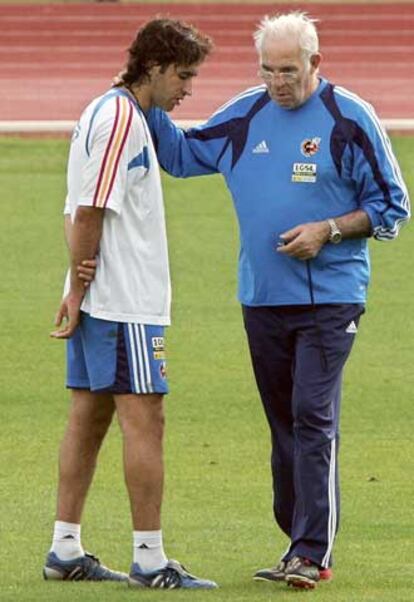 Raúl, junto a Luis Aragonés, durante un entrenamiento de la selección.