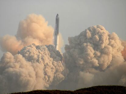 -FOTODELDÍA- MEX2671. MATAMOROS (MÉXICO), 20/04/2023.- Fotografía que muestra el despegue del cohete Starship hoy, en la inmediaciones del Río Bravo, en Matamoros Tamaulipas (México). Miles de mexicanos contemplaron este jueves en la frontera con Estados Unidos el despegue histórico, y posterior explosión, del cohete Starship del magnate estaodunidense Elon Musk. EFE/Abrahan Pineda-Jacome
