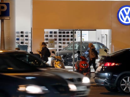 Un concesionario de Volkswagen en el centro de Barcelona.