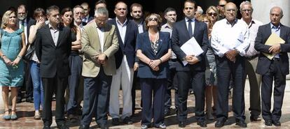 Minuto de silencio ante la sede del Ayuntamiento de Valencia por las víctimas de Galicia.