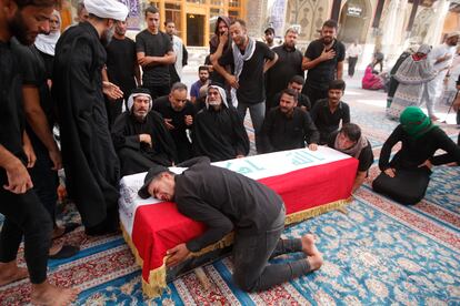 Familiares asisten al funeral de un hombre muerto durante los enfrentamientos en Najaf (Irak). Muqtada al Sadr pidió este martes a sus seguidores que se retiren de la Zona Verde —el área fortificada de la capital iraquí que alberga los principales edificios gubernamentales, como el Palacio Presidencial y el del Gobierno, así como las embajadas extranjeras— y les dio un plazo de una hora para ello. También pidió perdón a la población. 