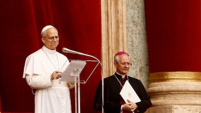 El papa León XIV, en su discurso a los fieles desde el balcón de San Pedro antes de la oración del Regina Coeli, este domingo en el Vaticano.