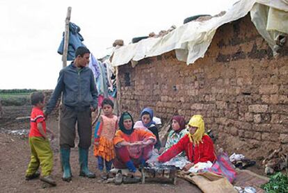 Mohamed Salti (con cazadora azul), hermano de uno de los muertos en el naufragio, con su familia en Hansala.