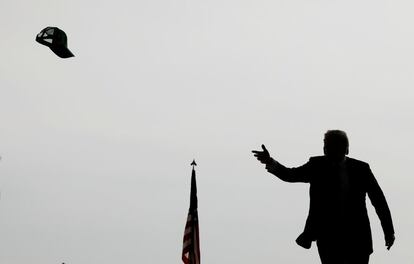 El presidente Donald Trump lanza su gorra a la multitud durante su discurso frente a la Estación Aérea del Cuerpo de Marines de Miramar en San Diego (California).