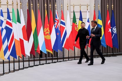 El presidente francés, Emmanuel Macron, da la bienvenida a su homólogo ucraniano, Volodímir Zelenski, antes de la reunión de la Coalición de Voluntarios.