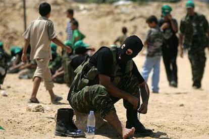Un miliciano de Hamás vuelve a calzarse después de la oración, en Yabalia, en el norte de Gaza.