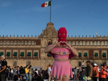 Una mujer encapuchada frente al Palacio Nacional, en Ciudad de México, este 25 de noviembre.