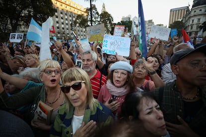 Estudiantes universitarios y líderes sindicales avanzan hacia Plaza de Mayo.