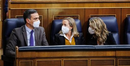 El presidente del Gobierno, Pedro Sánchez; la ministra de Economía, Nadia Calviño y la ministra de Trabajo, Yolanda Díaz, en el Congreso de los Diputados, este jueves. 