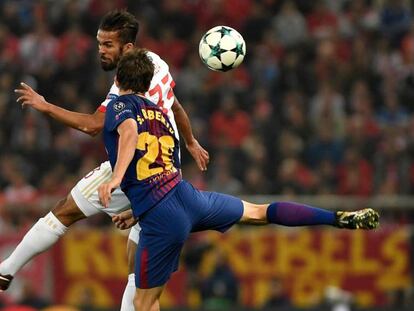 Sergi Roberto disputa el bal&oacute;n con Carcela en el duelo Olympiacos-Bar&ccedil;a.