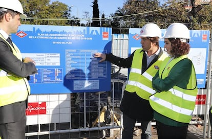 Díaz Ayuso visita las obras de accesibilidad en Plaza Elíptica.