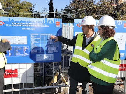 Díaz Ayuso visita las obras de accesibilidad en Plaza Elíptica.