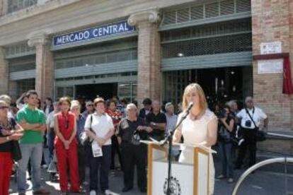 Sonia Castedo descubre una placa en el aniversario del bombardeo del Mercado Central de Alicante.