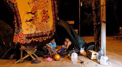 Una familia de damnificados ecuatorianos el 6 de mayo en un albergue improvisado en la localidad de Manta, Ecuador.