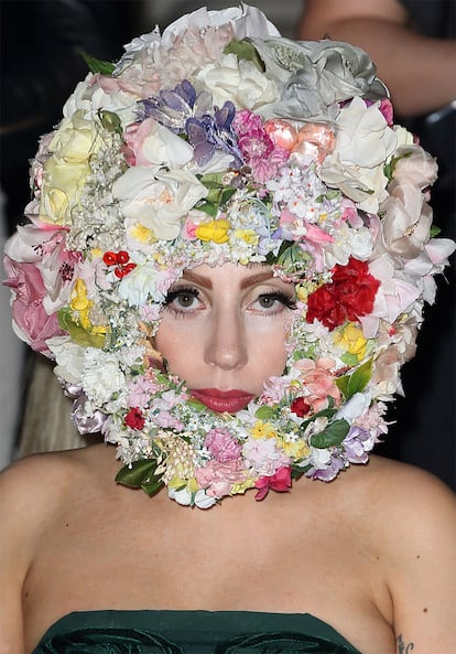 Lady Gaga (cómo no) luce la versión más excéntrica y loca de la lista. La cantante se dejó ver con este casco firmado por Philip Treacy en el desfile primavera-verano 2013 de la firma. Sobre la pasarela se colaron otros tantos accesorios excéntricos en versión XL.