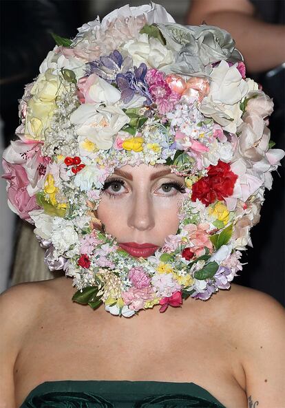 Lady Gaga (cómo no) luce la versión más excéntrica y loca de la lista. La cantante se dejó ver con este casco firmado por Philip Treacy en el desfile primavera-verano 2013 de la firma. Sobre la pasarela se colaron otros tantos accesorios excéntricos en versión XL.