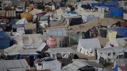 Teindas de campaña de desplazados gazatíes en Deir al Balah, al sur de Gaza.